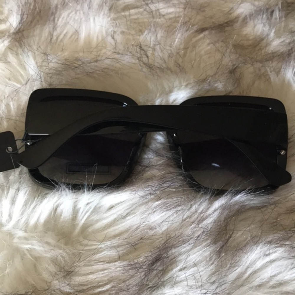 Black Oversized Sunglasses - Picture 6 of 12